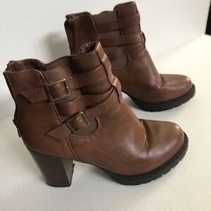 Faux leather brown ankle boots for size 6